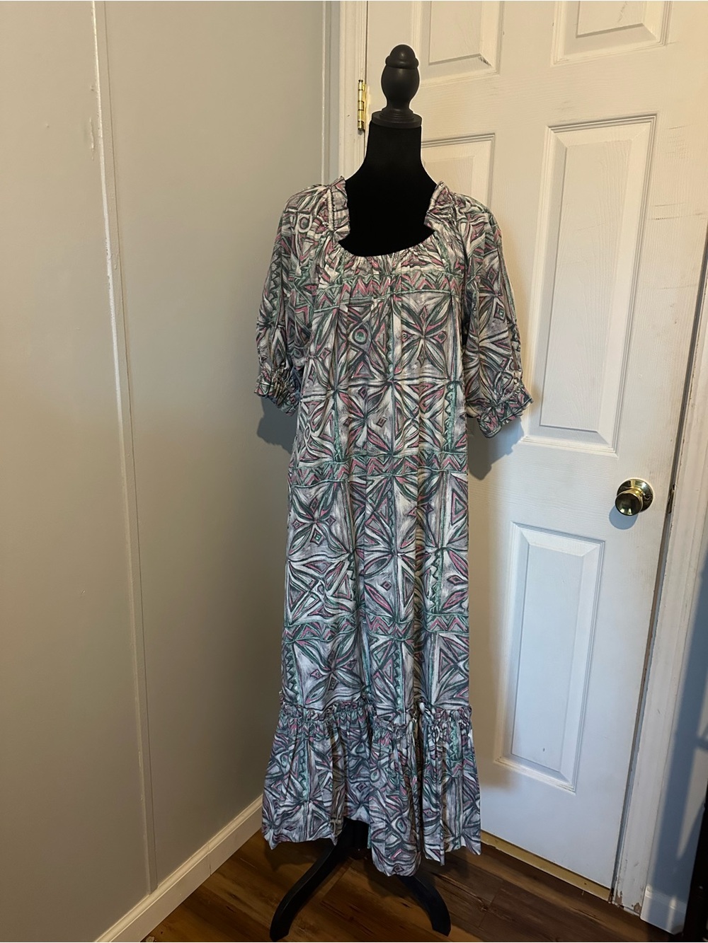 Reyn Spooner Patterned Puff-Sleeve Maxi Dress in Light grey and Pink size M